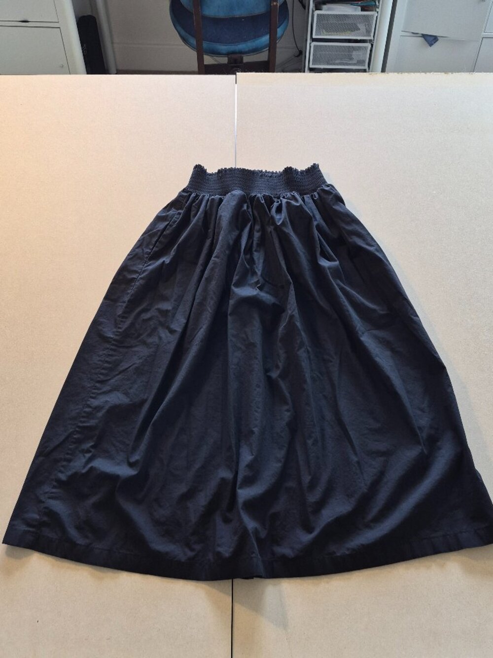 Calvin Klein Black Midi Skirt Womens Medium Smocked Waist Pull On Pockets Cotton